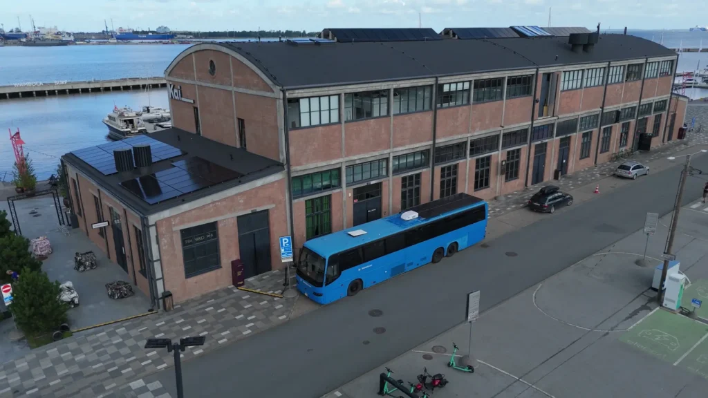 Suur sinine ülekandebuss, mis oli varem reisibuss, aga ehitati ümber mobiilseteks otseülekannete tootmiseks ükskõik kust kohast. Kasvõi rabast, mille äärde pargitakse buss ära ja kaablitega jõutakse näiteks raba sisse ja edastatakse sealt ülekanne bussi, mis jagab selle laiali vaataja ekraanideni.