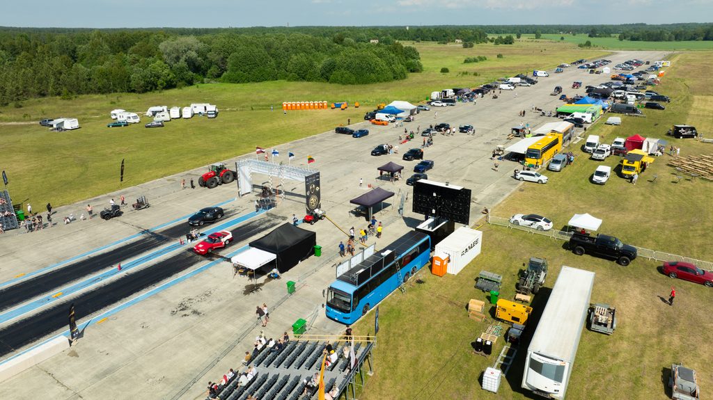 Suur LED-ekraan toob kiirendusvõistluse otsepildi Kiltsi lennuvälja boksi- ja festivalialale